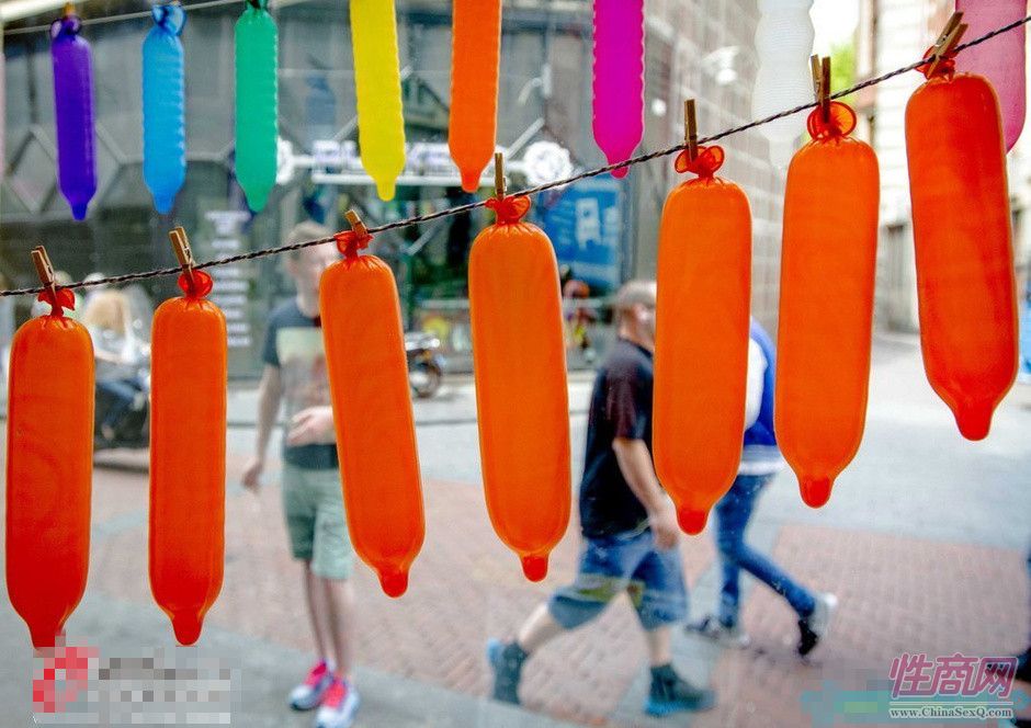 挂起来的色彩斑斓的安全套