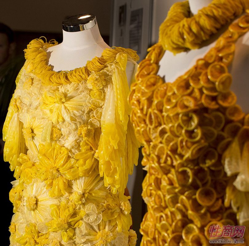巴西艺术家用避孕套制作华丽连衣裙图片3