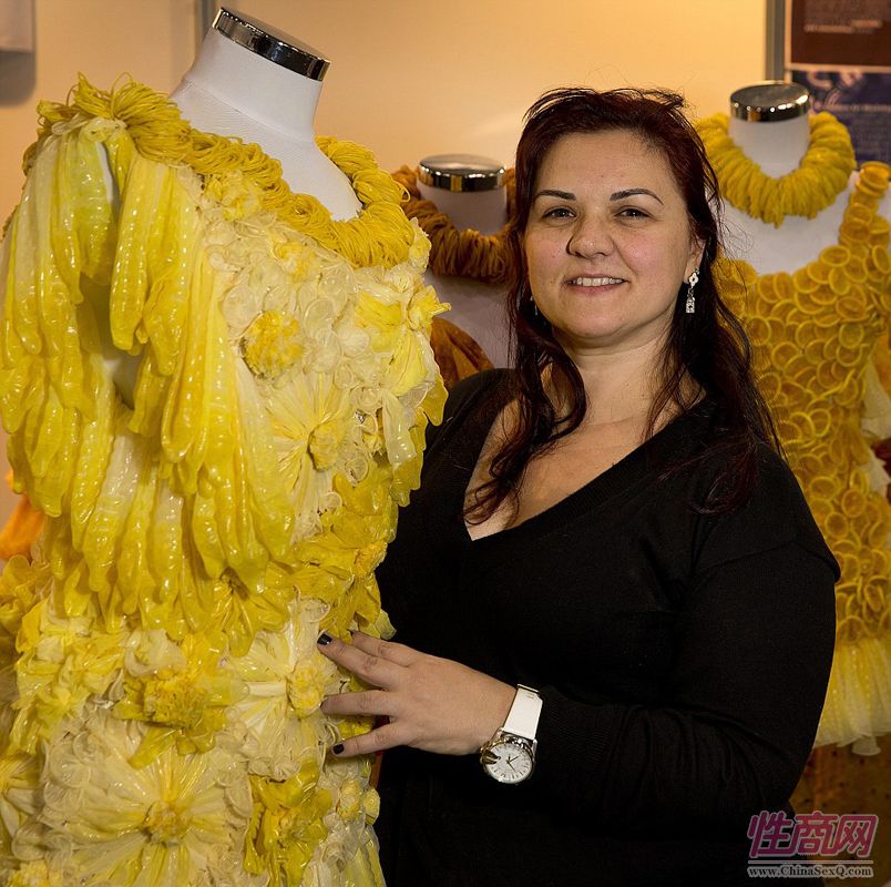 巴西艺术家用避孕套制作华丽连衣裙图片5