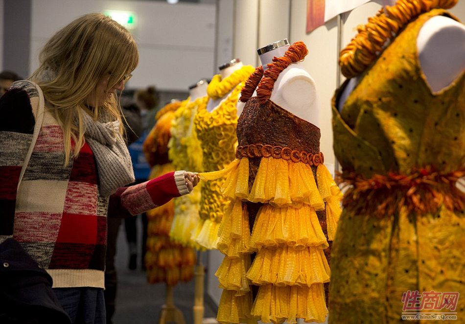 巴西艺术家用避孕套制作华丽连衣裙图片6