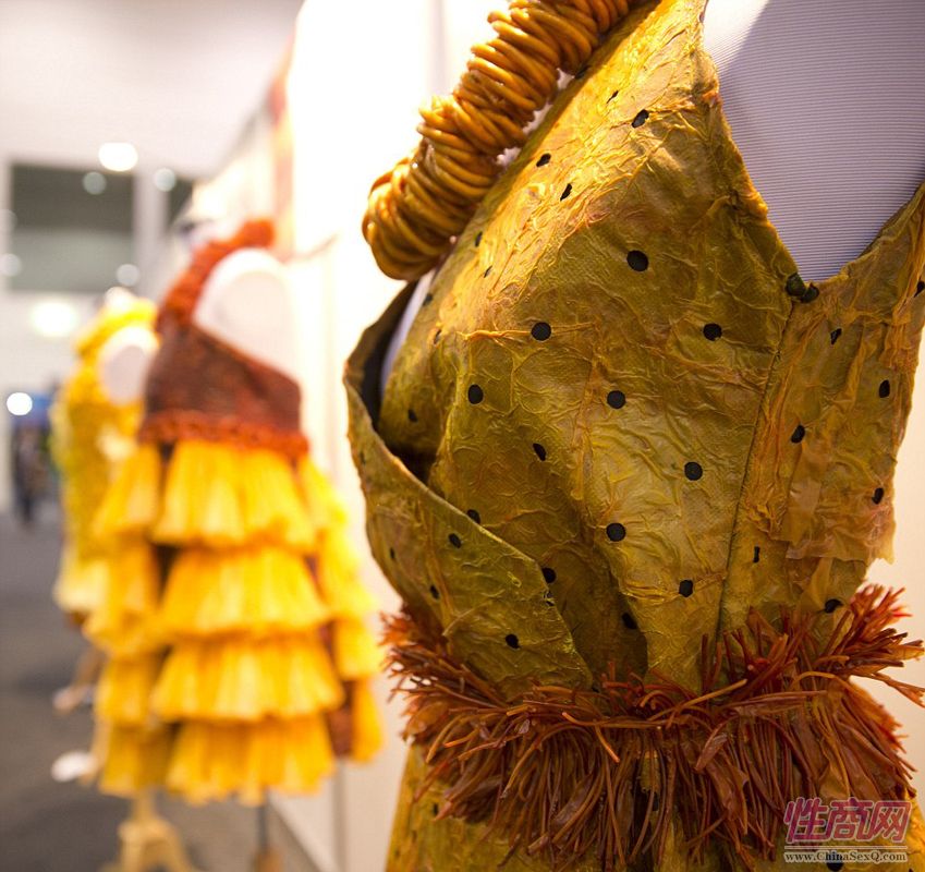 巴西艺术家用避孕套制作华丽连衣裙图片9