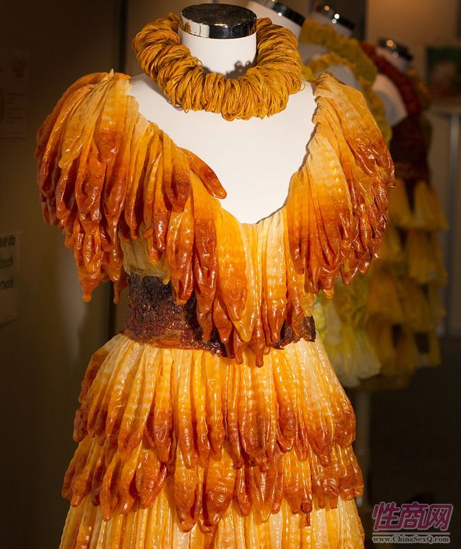 巴西艺术家用避孕套制作华丽连衣裙图片8