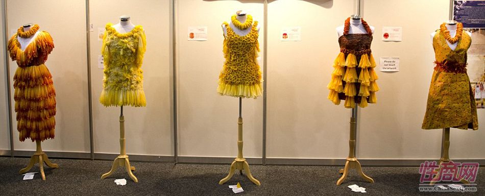 巴西艺术家用避孕套制作华丽连衣裙图片7