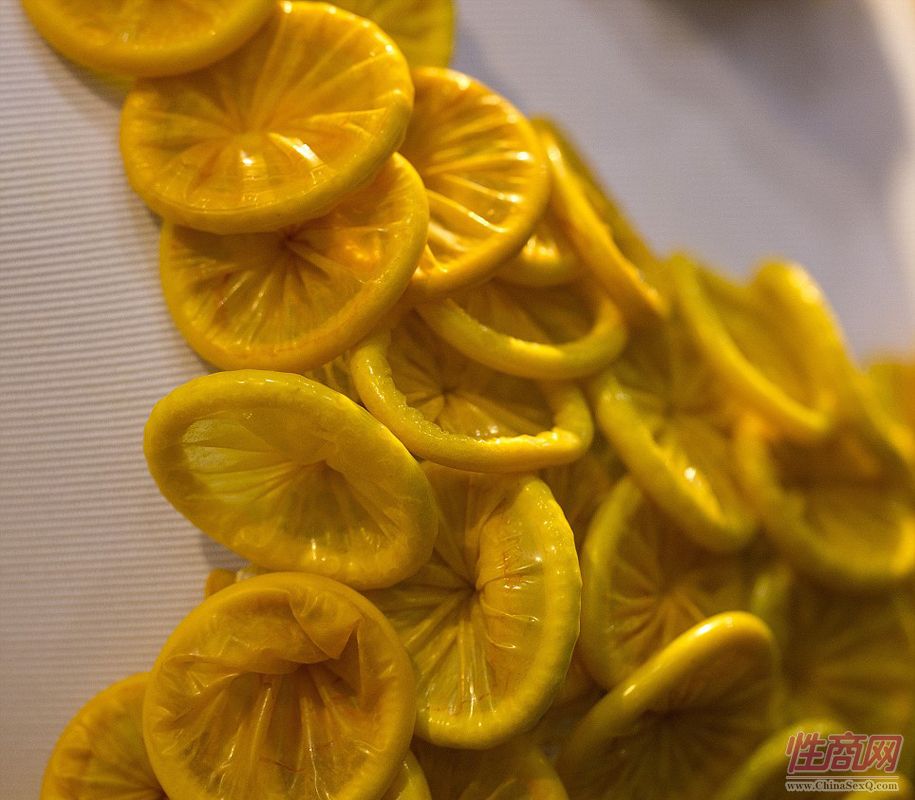 巴西艺术家用避孕套制作华丽连衣裙图片11