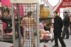 参展商展示情趣用品人体娃娃