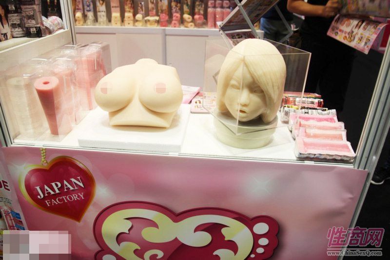 参展企业展示新款男用情趣用品