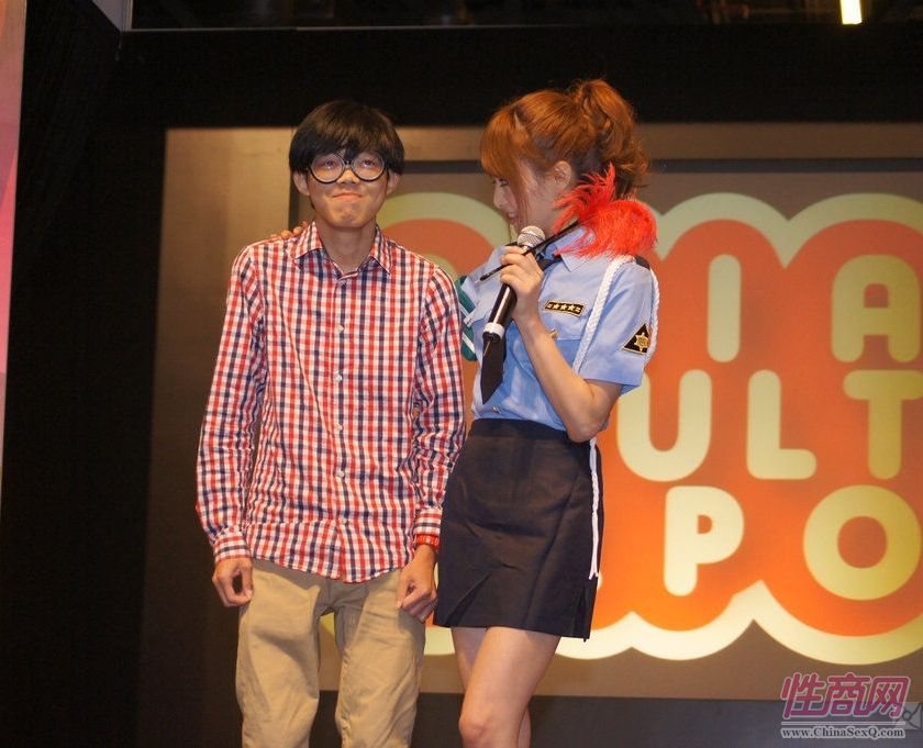 吉泽明步与粉丝亲密互动,呆萌男粉丝赚翻了