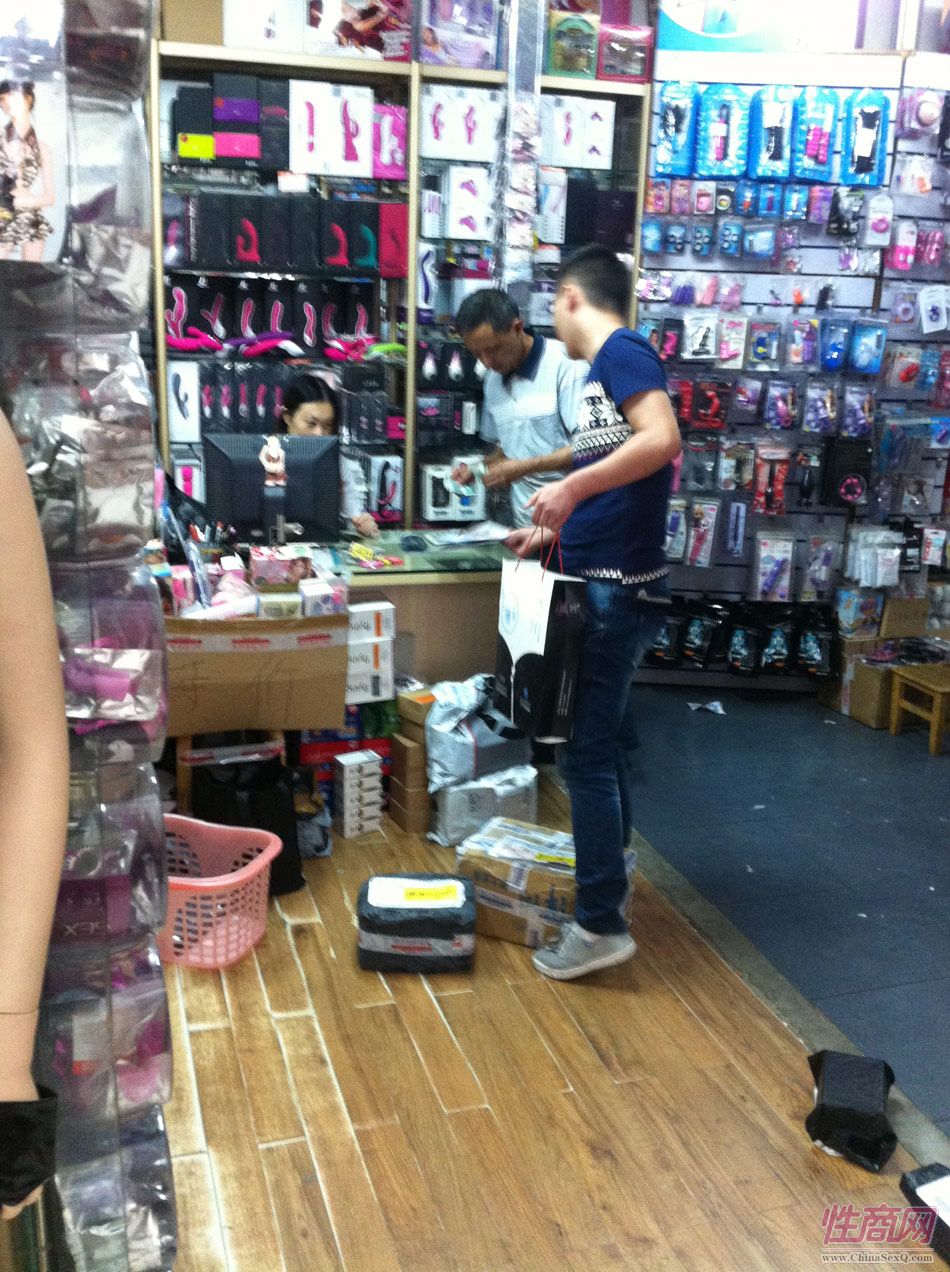 批发商户正在和采购商洽谈业务