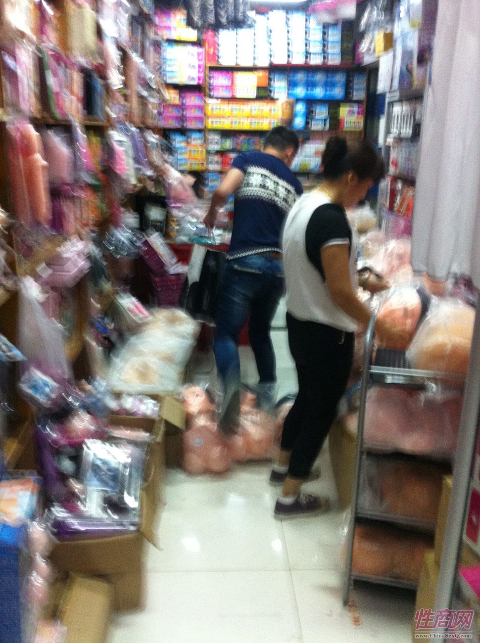 上海凯旋门批发市场档口,老板正在整理产品