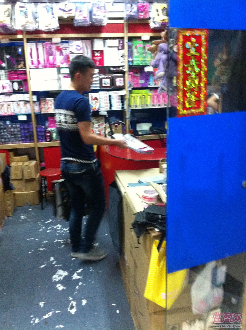性商网工作人员把最新一期《性商》派发给档口老板
