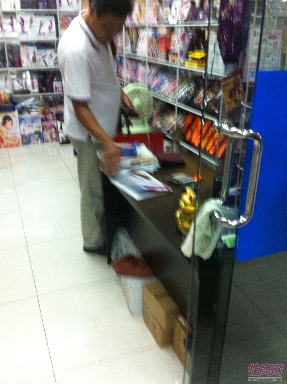 上海凯旋门成人用品批发市场档口老板翻阅最新一期《性商》杂志