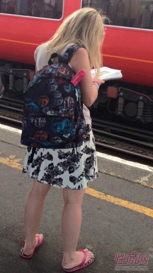 ����Ůѧ��Я����Ʒ��У�����Я������