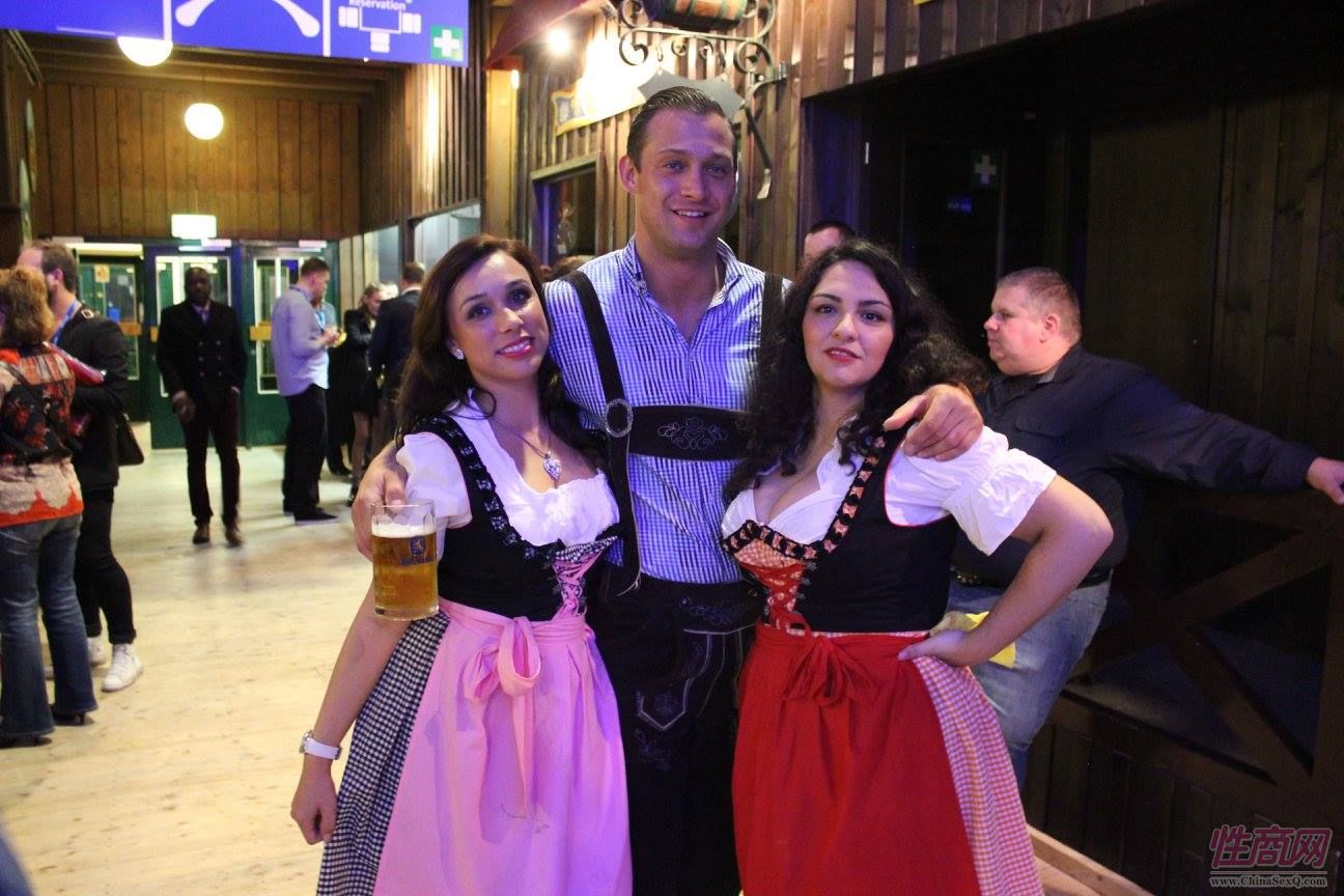 嘉宾和啤酒女郎合影
