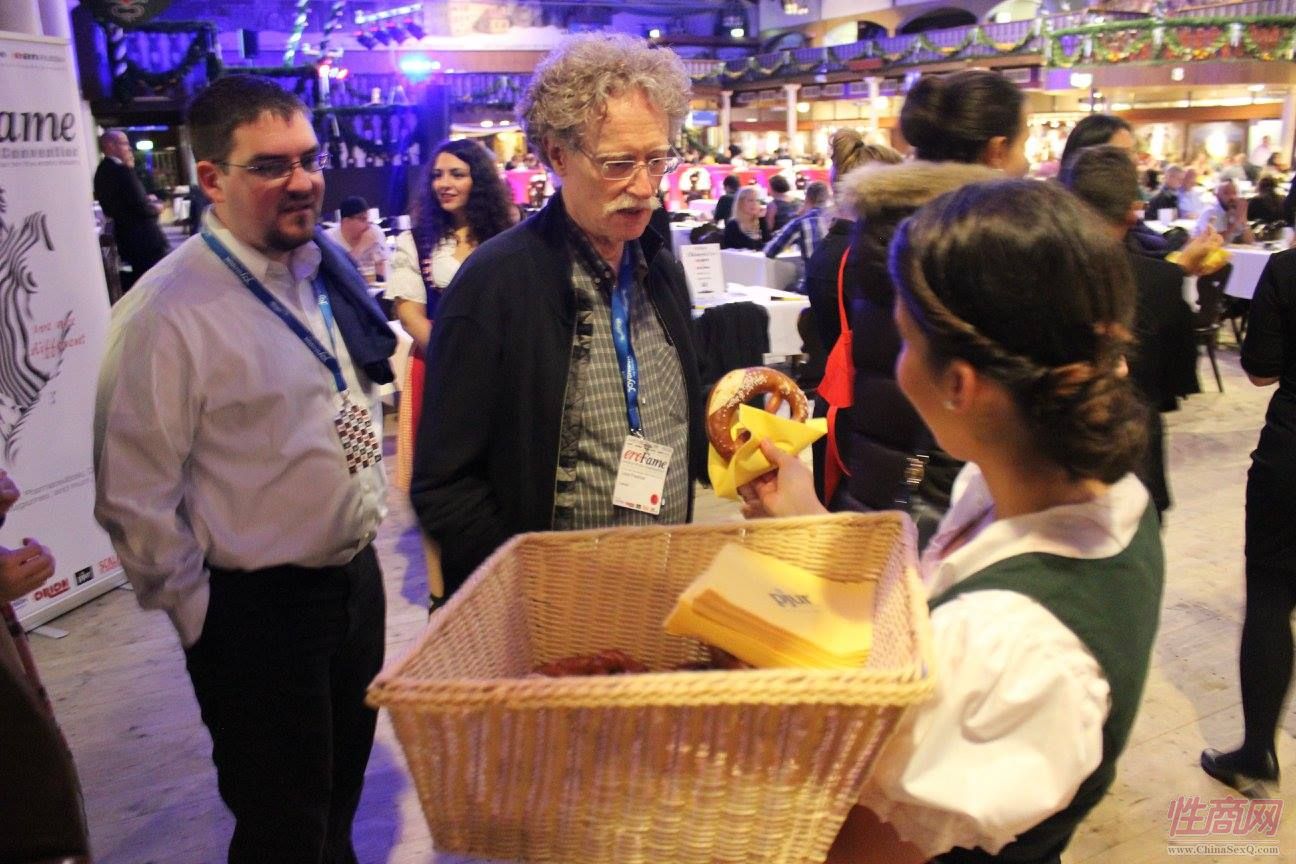 侍女服务员给嘉宾送上可口的德国烤面包