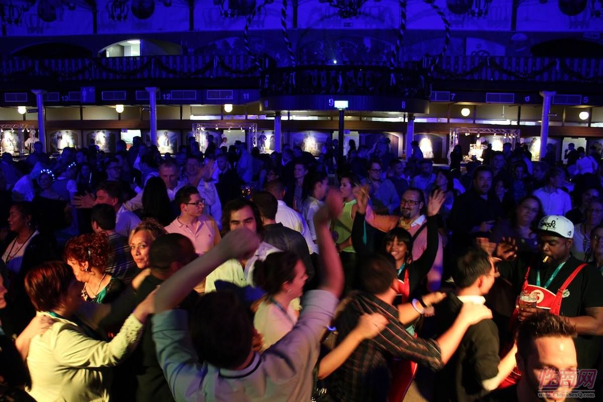 嘉宾们尽情舞动,这一刻大家仿佛是世界上最快乐的人