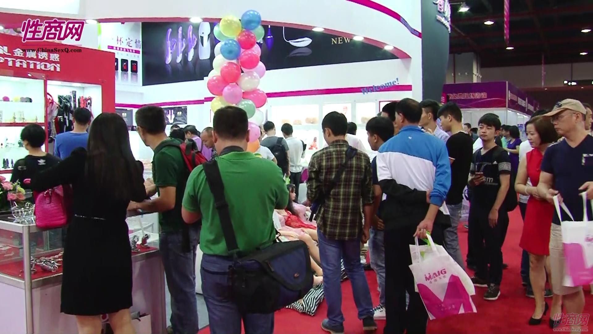 视频:美女记者带您看2015广州性文化节图片24