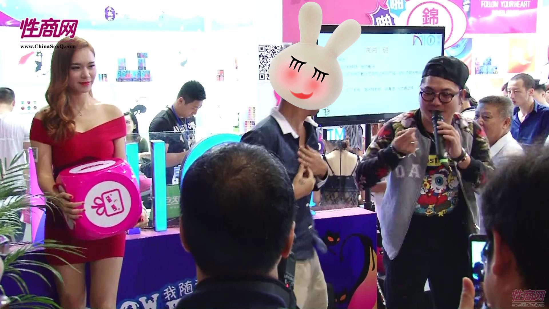 视频:美女记者带您看2015广州性文化节图片35