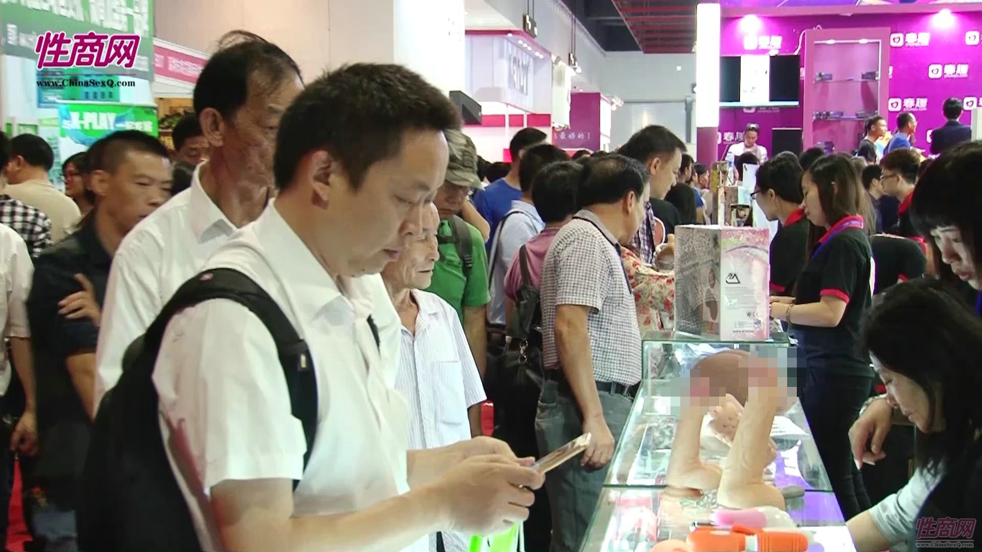 视频:美女记者带您看2015广州性文化节图片55