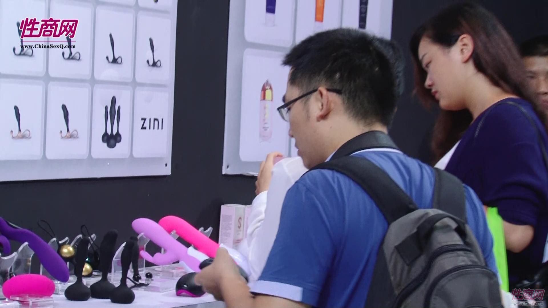视频:美女记者带您看2015广州性文化节图片56