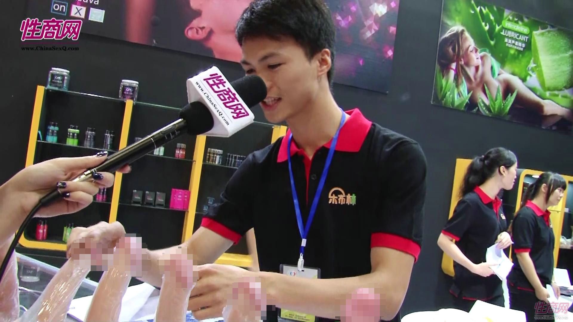 视频:美女记者带您看2015广州性文化节图片39