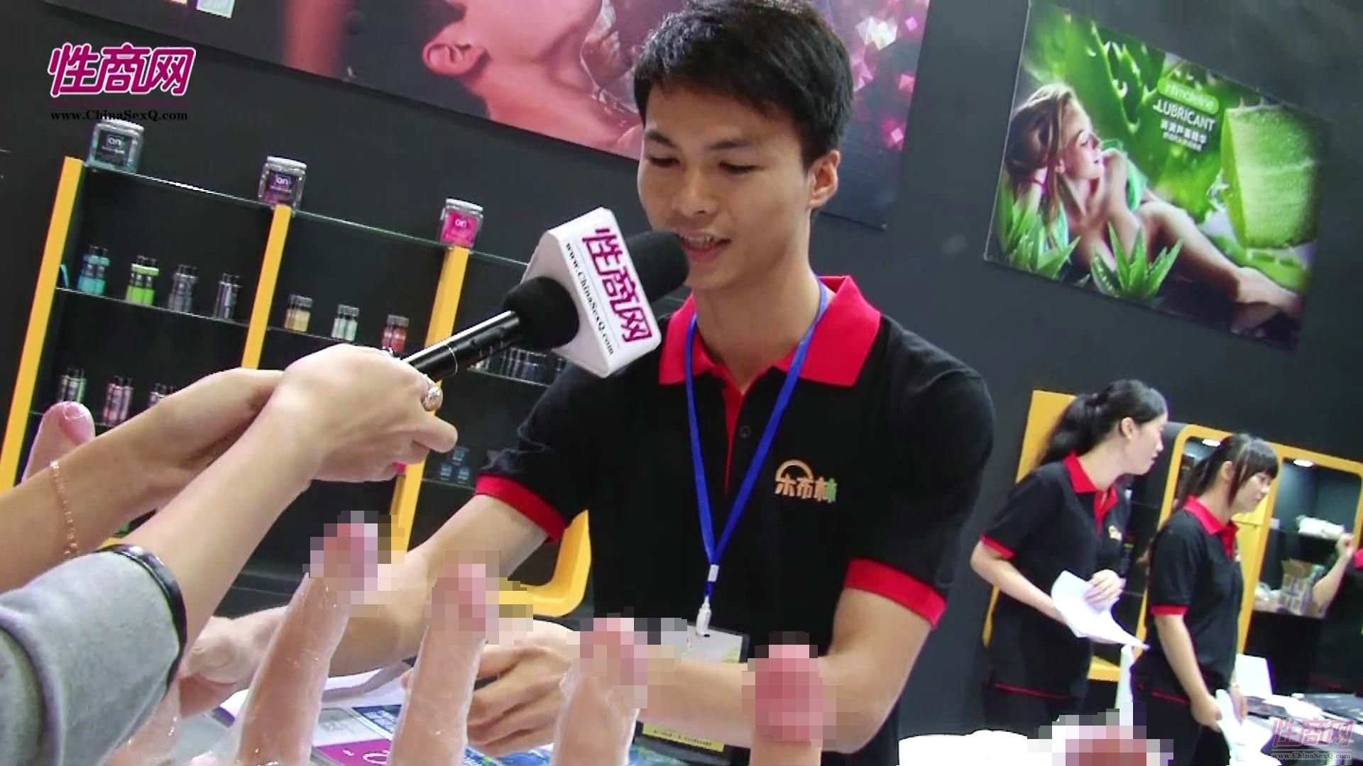 视频:美女记者带您看2015广州性文化节图片40
