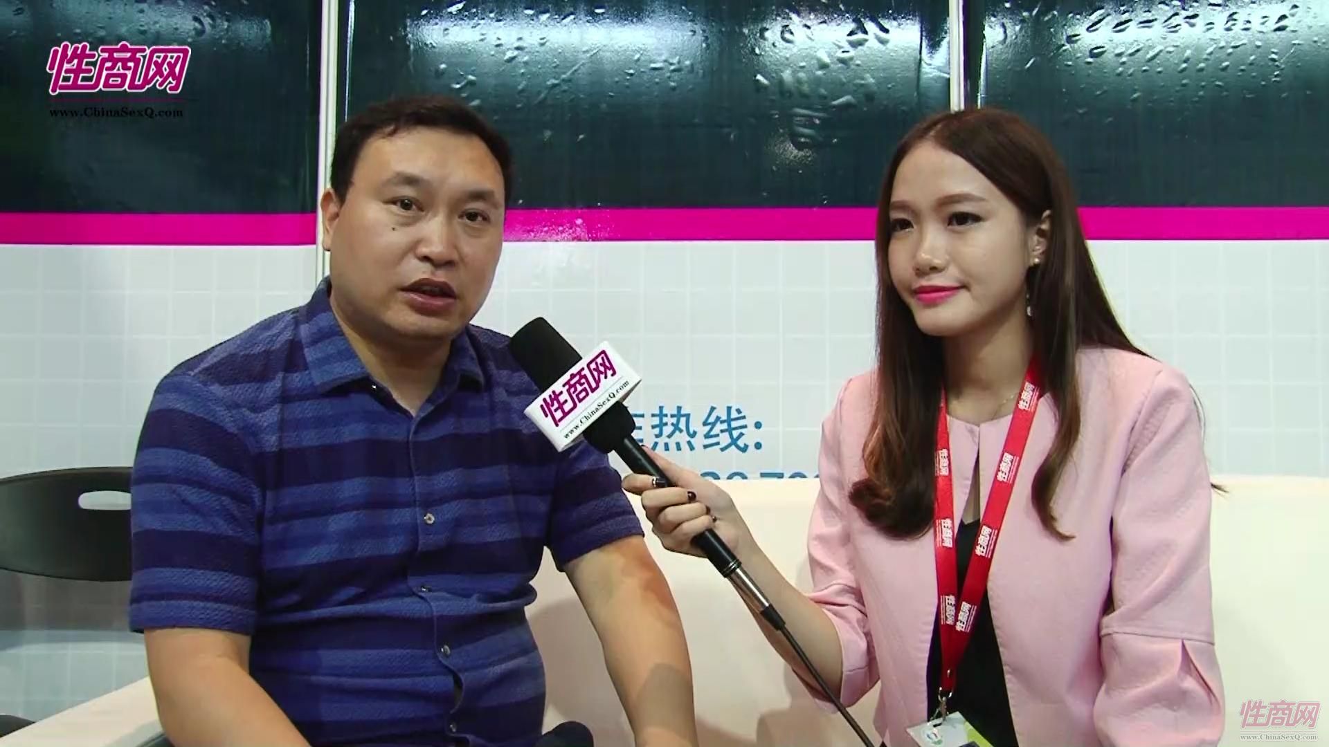 视频:美女记者带您看2015广州性文化节图片42
