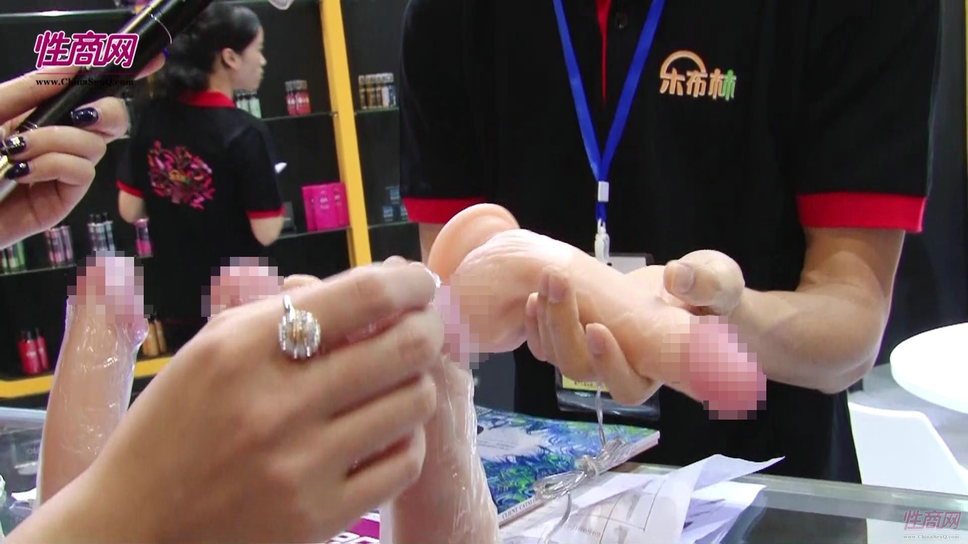 视频:美女记者带您看2015广州性文化节图片41