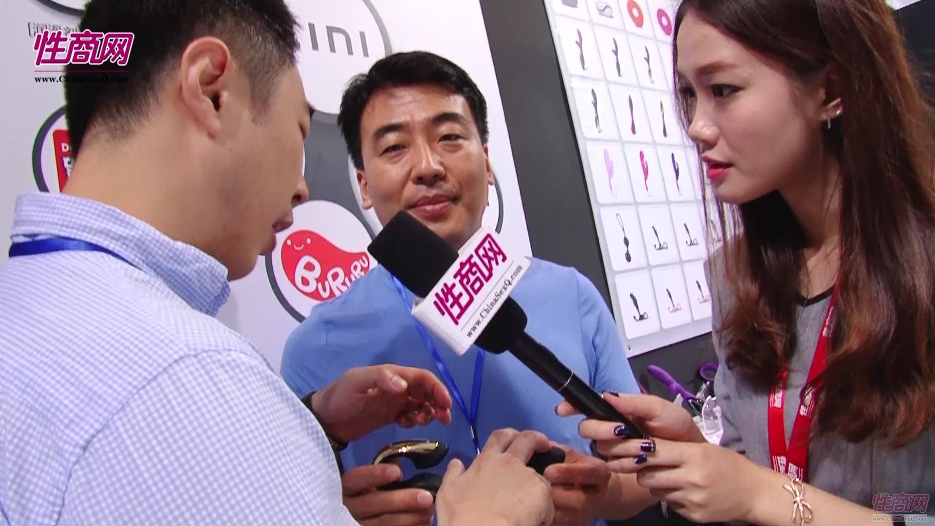 视频:美女记者带您看2015广州性文化节图片43