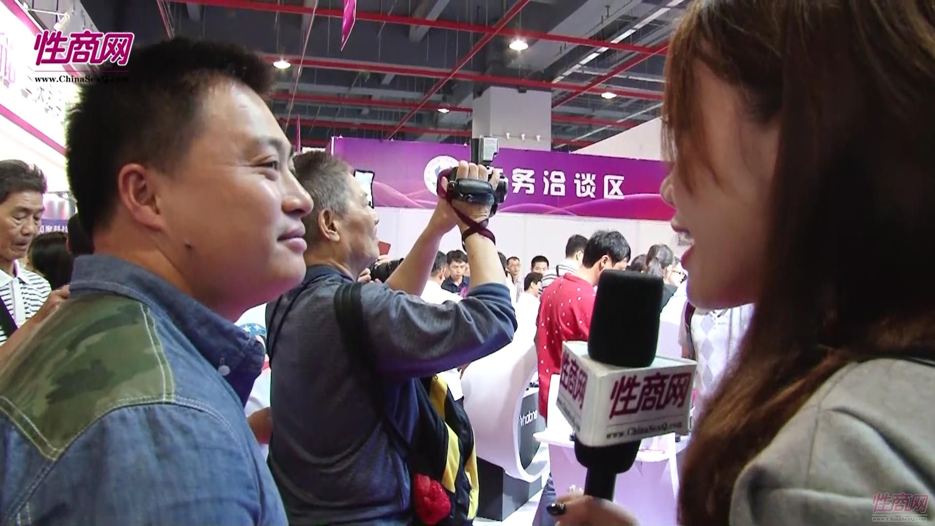 视频:美女记者带您看2015广州性文化节图片49