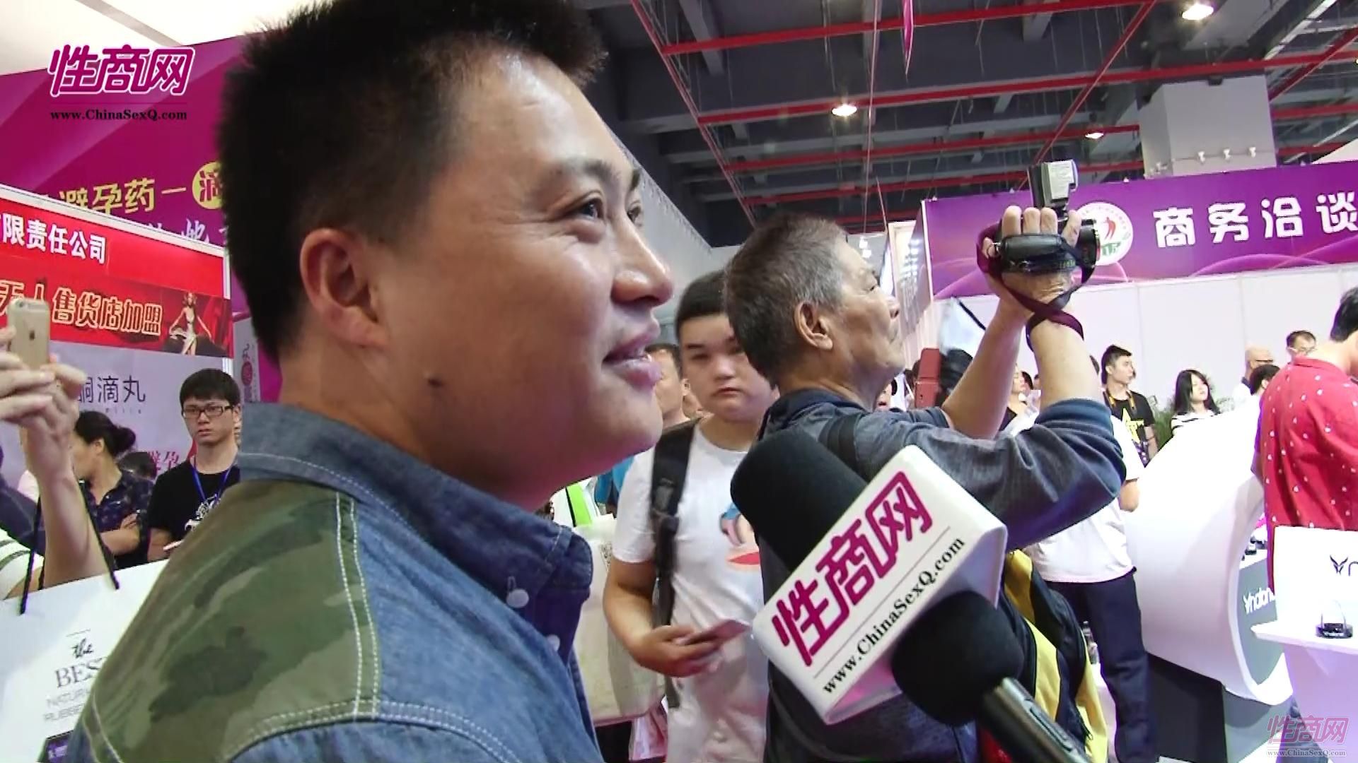 视频:美女记者带您看2015广州性文化节图片50