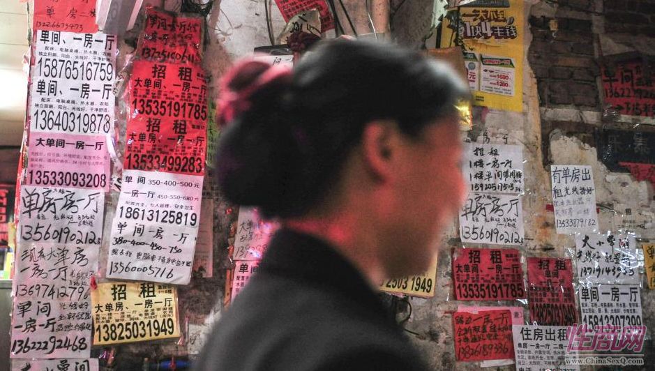 王书伟与丈夫来广州打工后,在广州上社社区里租了一间二十平方米左右的房子,一住便是九年。家庭的所有收入都来自王书伟与丈夫,夫妇俩每个月收入七千元左右,两个儿子与老人仍留在河南老乡,每个学期要支付两个儿子一万多元的学费以及老人四千多元的生活费。