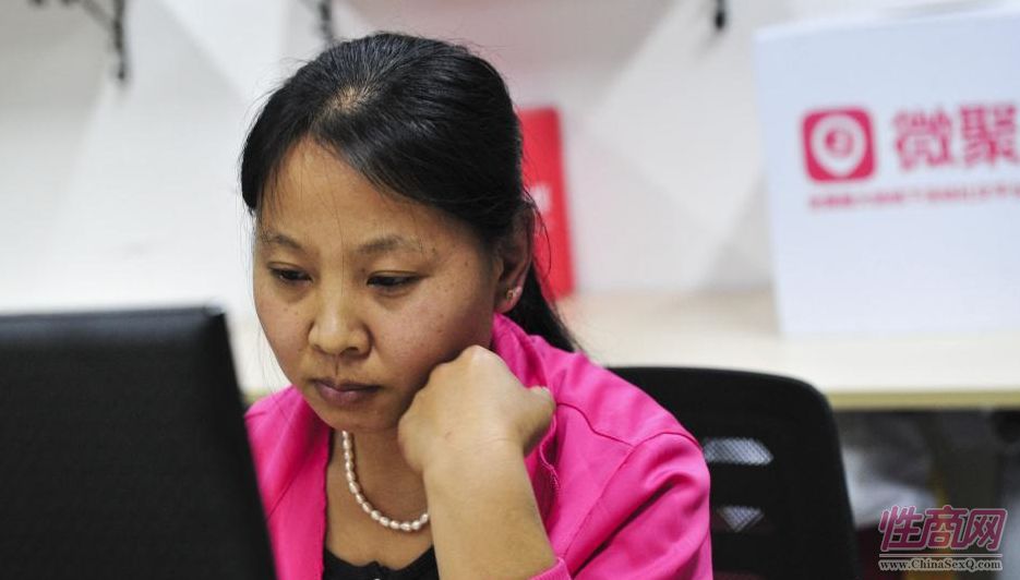 每天,王书伟结束了一天的保洁工作后,傍晚7点就会来到这家互联网公司,从清洁工变成鉴黄师。她回忆第一天来“鉴黄”,自己面红耳赤,有同事经过身后,都会很尴尬,至今仍未告诉丈夫在这里的具体工作内容。