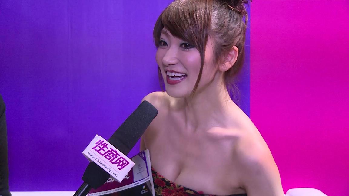 性商网美女记者采访—日本AV女优香西咲图片18