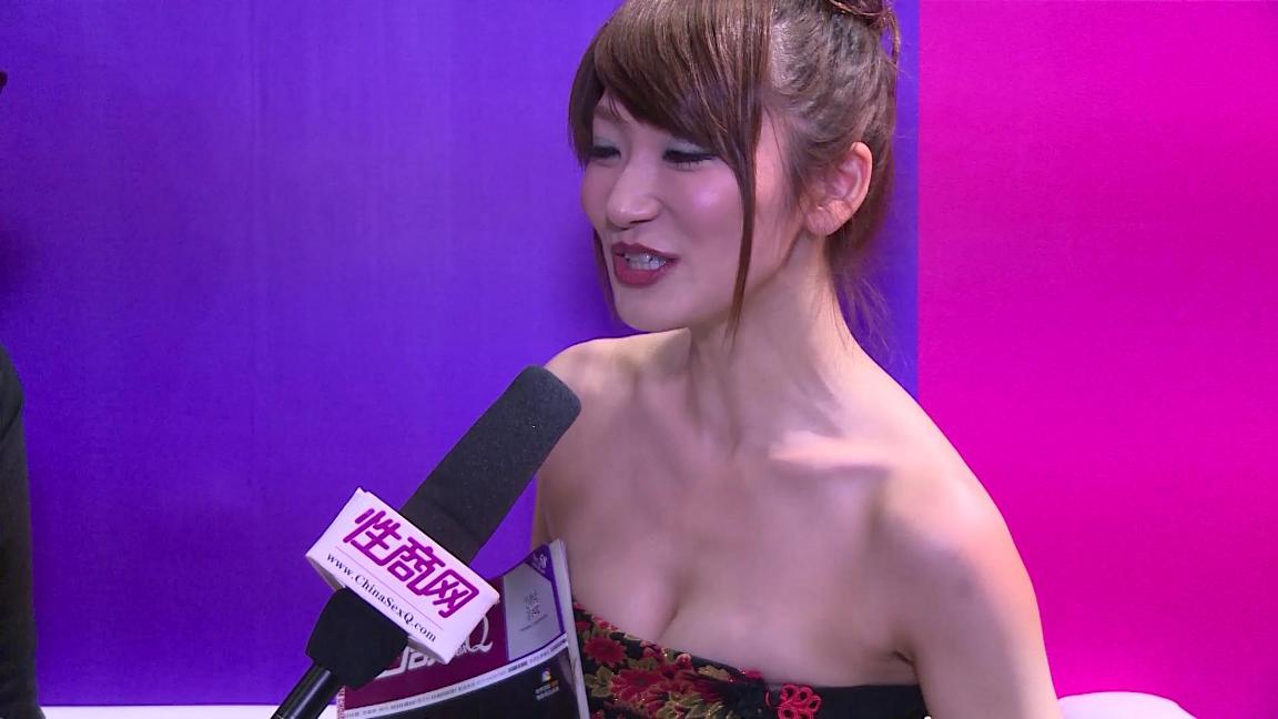 性商网美女记者采访—日本AV女优香西咲图片17