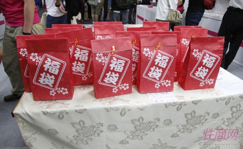 这个福袋的吸引力不但在于其中的物品,更在于有上台跟女优玩游戏的机会。