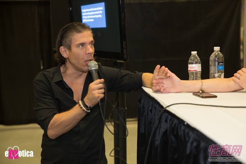 2016美国eXXXotica新泽西成人展参展观众(2)图片2