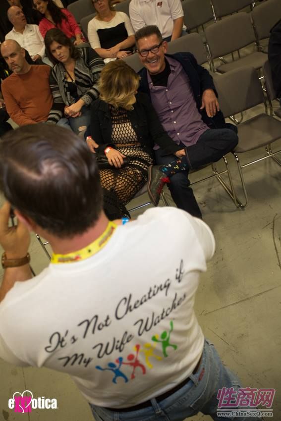 2016美国eXXXotica新泽西成人展参展观众(2)图片3