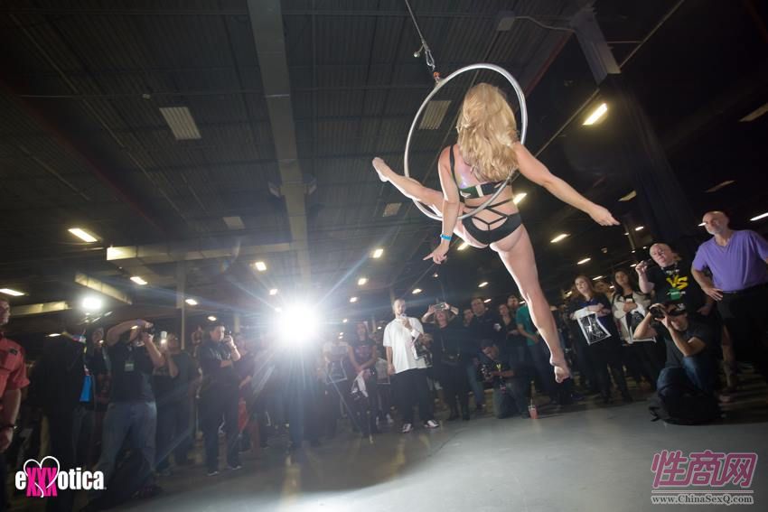 2016美国eXXXotica新泽西成人展参展观众(2)图片9