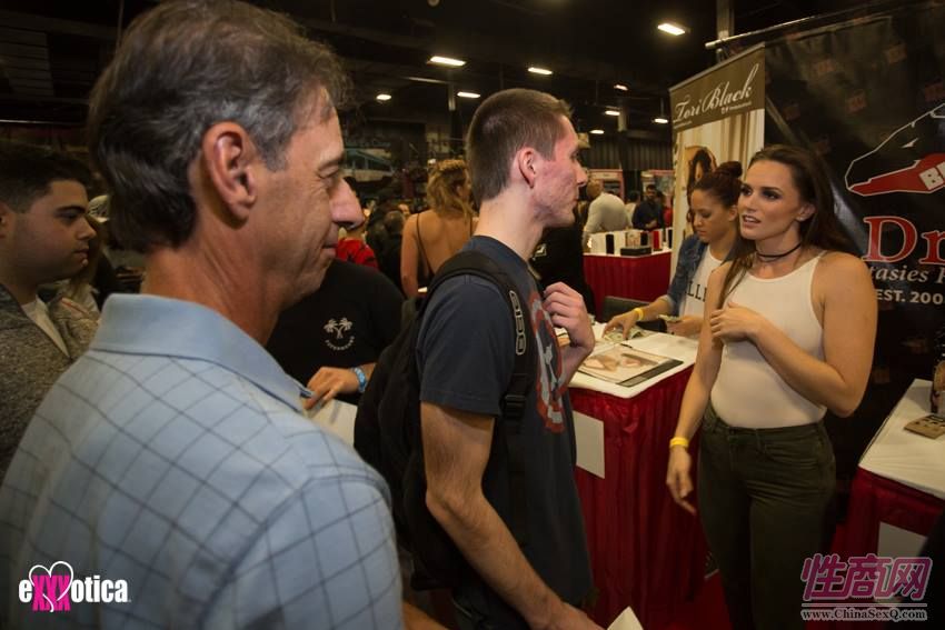 2016美国eXXXotica新泽西成人展参展观众(2)图片53