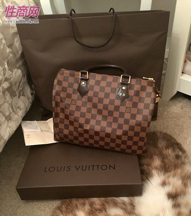 客户赠送给女SM玩家的奢侈品LV包包