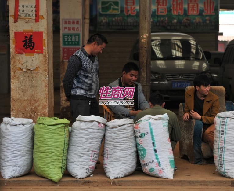 图为交易市场里成堆的玛卡。