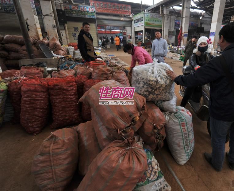 图为交易市场里成堆的玛卡。