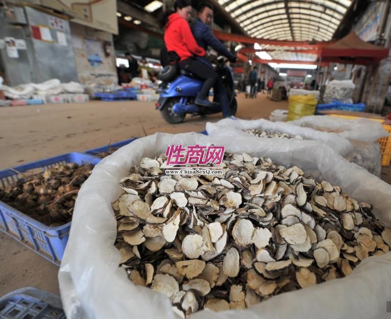 图为交易市场里成堆的玛卡。