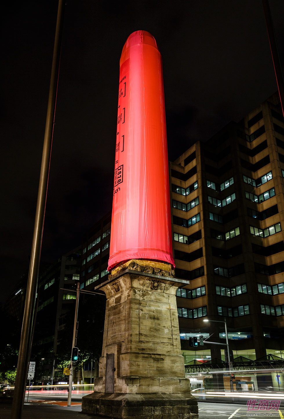 澳洲公园竖起18米安全套宣传安全性行为图片1