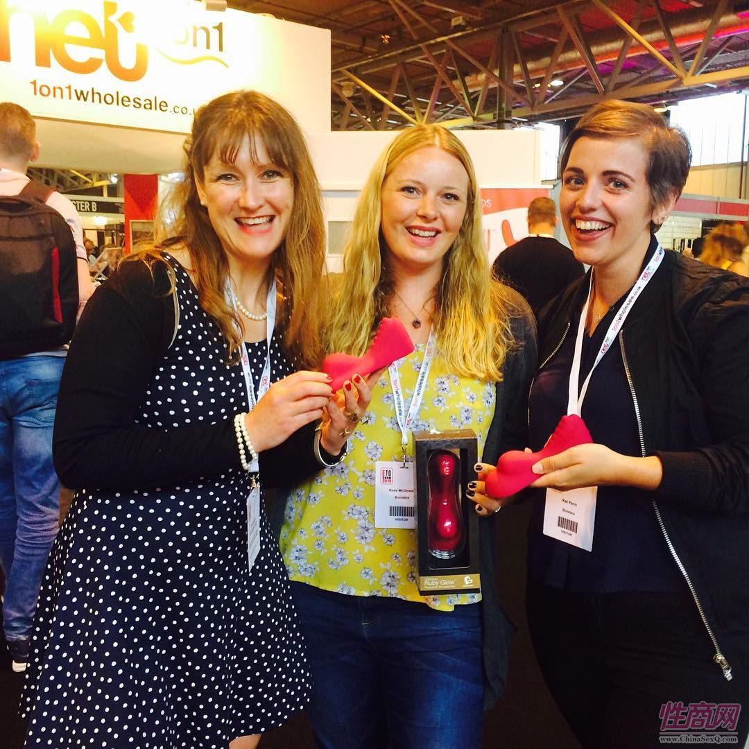 美女工作人员笑容可掬