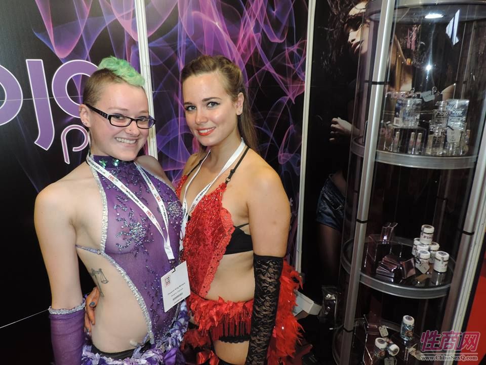 模特展示新款性感情趣内衣,灵感来自中国的肚兜