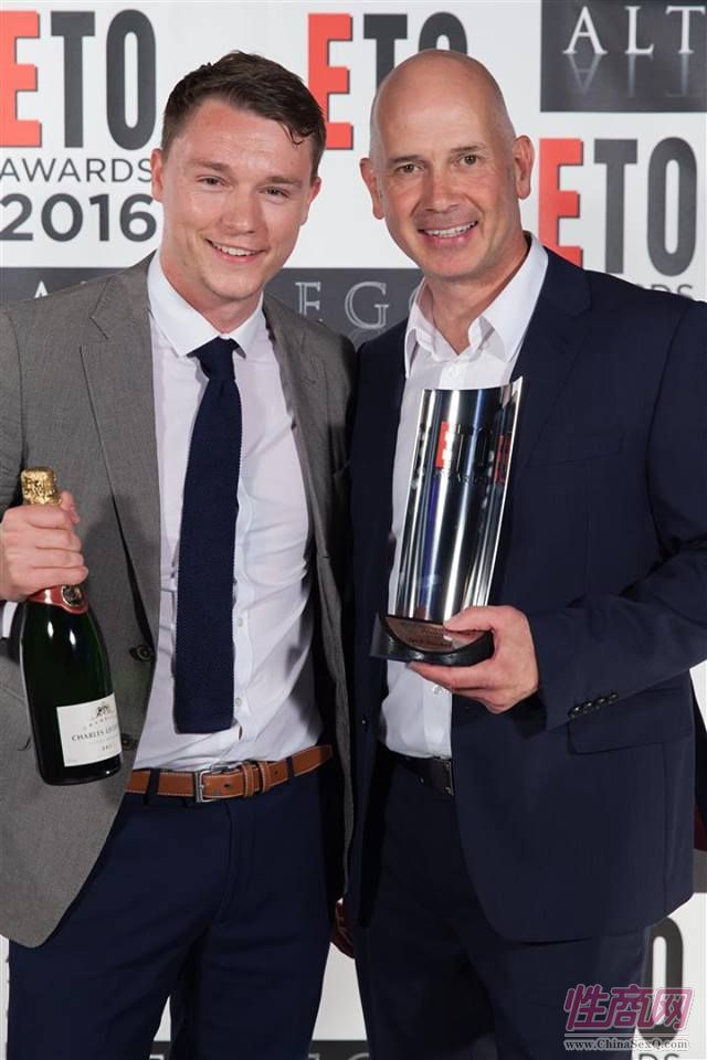 帅气的企业代表手握香槟庆祝获得大奖