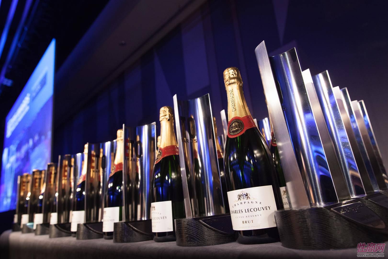 ETOAdwards奖杯与香槟