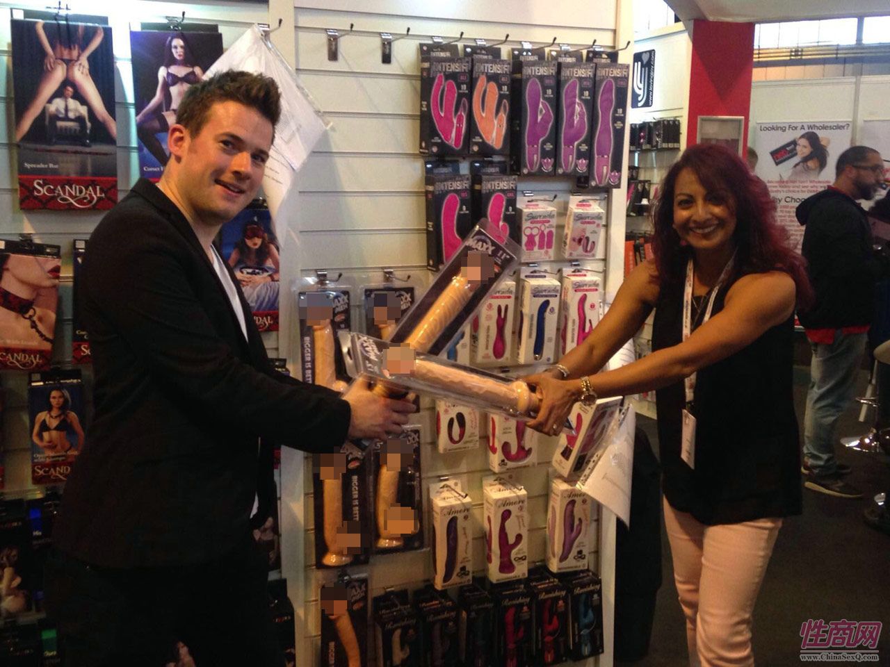 俏皮的女工作人员握着大号的男人仿真DD嬉笑打闹