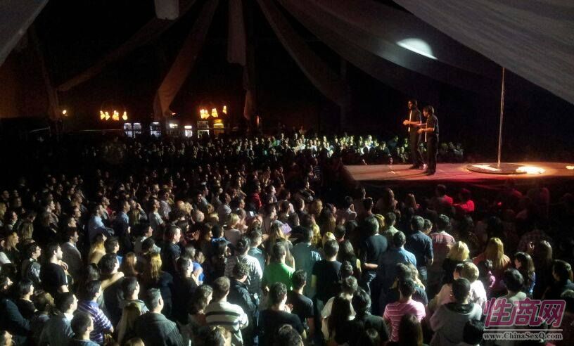 现场观众热情高涨